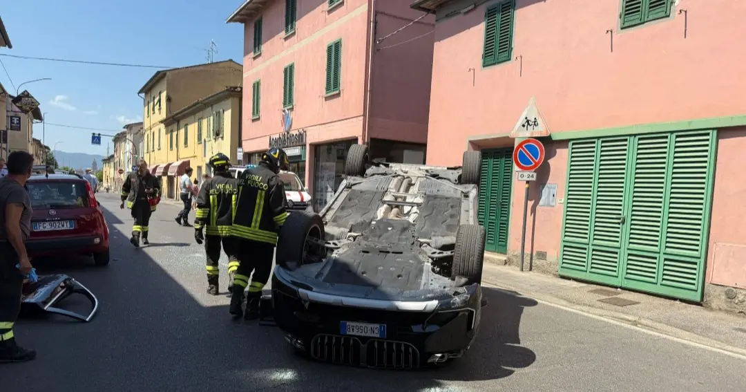 Pistoia, auto sbanda e si cappotta. Arrivano i vigili del fuoco