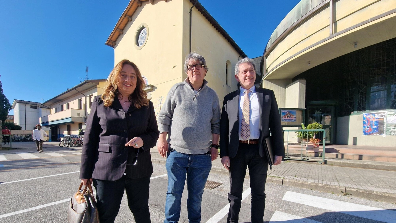 Ieri conferenza stampa davanti alla chiesa di Santa Maria Maggiore con don Massimo e gli avvocati Malucchi e Baldi Foto Acerboni Ieri conferenza stampa davanti alla chiesa di Santa Maria Maggiore con don Massimo e gli avvocati Malucchi e Baldi Foto Acerboni