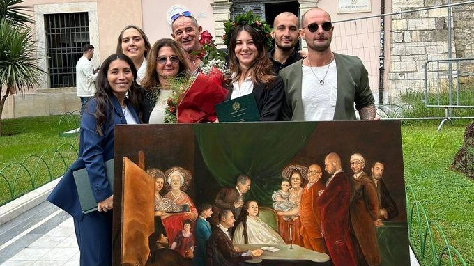 La camaiorese si è ispirata a una tela di Goya e ha dipinto la sua famiglia nel quadro della tesi.