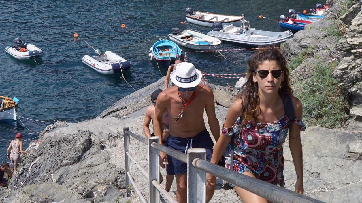 Fa discutere il fotomontaggio sul caos di turisti a Riomaggiore apparso a Lerici. Solidarietà alla sindaca Pecunia che ha già preannunciato azioni di tutela .