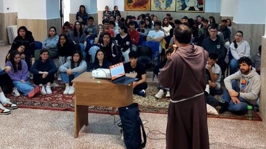 Un momento del ritrovo di ieri a Marina dei giovani grossetani che da venerdì a domenica saranno a Roma per il ’Giubileo degli adolescenti’