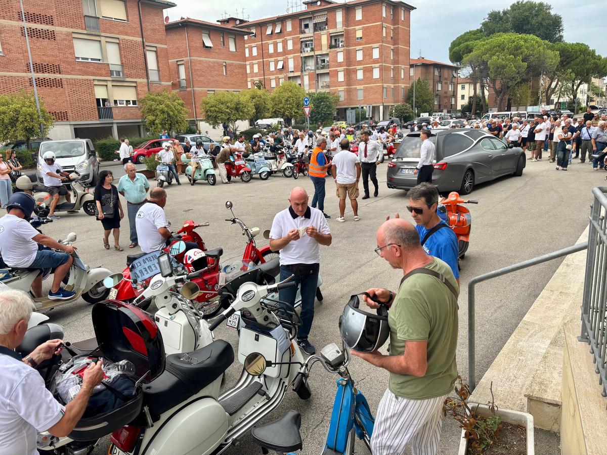 L’addio all’ex presidente del Moto Club di Pontedera, parata su due ruote