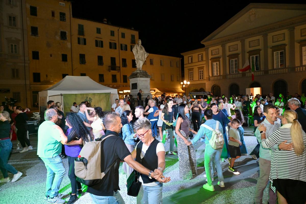 “Che spettacolo i droni”. Settantamila in centro per la Notte Bianca