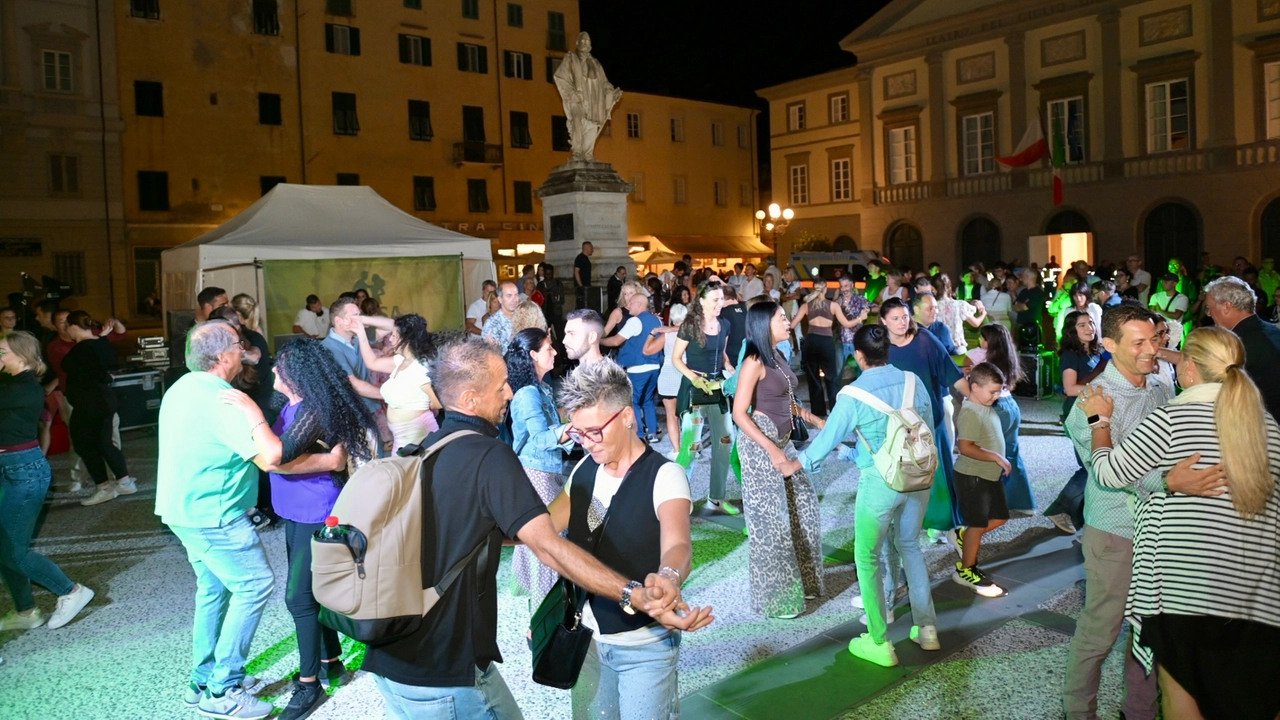 Serata danzante in piazza del Giglio per la Notte Bianca Serata danzante in piazza del Giglio per la Notte Bianca