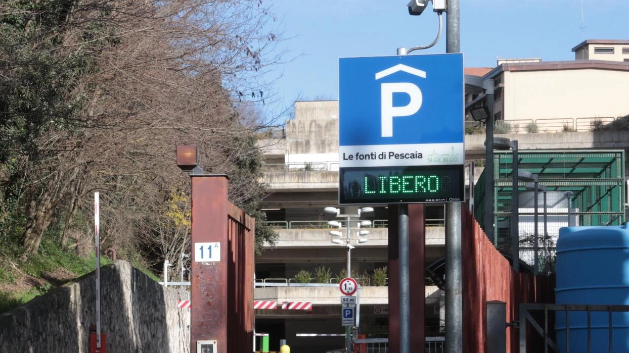 Accanto alle Fonti l’ingresso per i 238 posti auto, 40 per residenti Aru. La presidente di Sigerico Graziadio: "Accesso agevolato alla città". Gli assessori Capitani e Tucci: "Rigenerazione urbana, sosta più facile". Accanto alle Fonti l’ingresso per i 238 posti auto, 40 per residenti Aru. La presidente di Sigerico Graziadio: "Accesso agevolato alla città". Gli assessori Capitani e Tucci: "Rigenerazione urbana, sosta più facile".