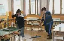 Pochi bidelli, allarme scuole. Cgil: "Le aperture a rischio"
