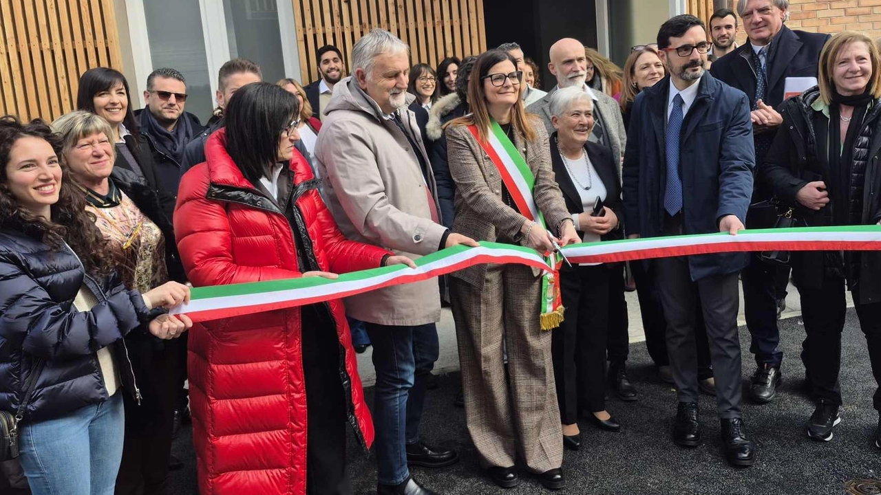Taglio del nastro alla Crt alla presenza del sindaco e assessori regionali Taglio del nastro alla Crt alla presenza del sindaco e assessori regionali