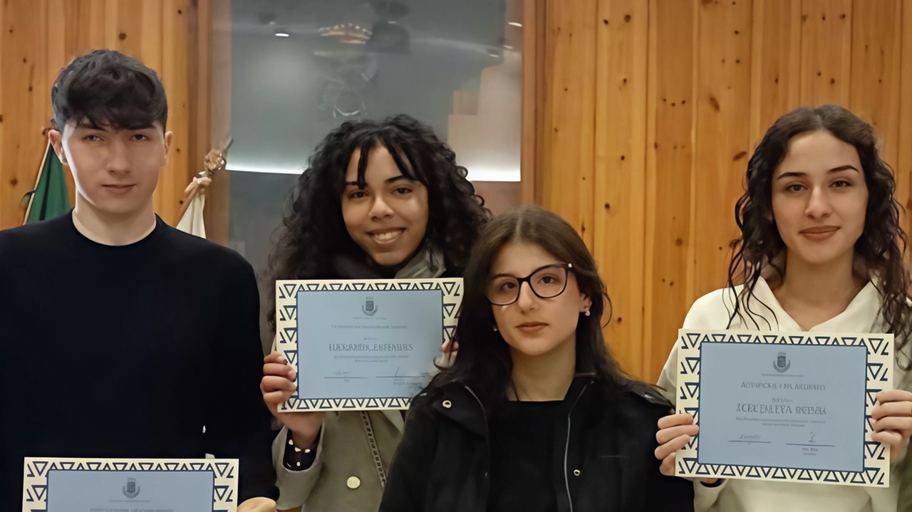 Sopra, i sette studenti della Secondaria di primo grado con l’assessore Nicola Sgueo. Sotto, i premiati della Secondaria di secondo grado Sopra, i sette studenti della Secondaria di primo grado con l’assessore Nicola Sgueo. Sotto, i premiati della Secondaria di secondo grado