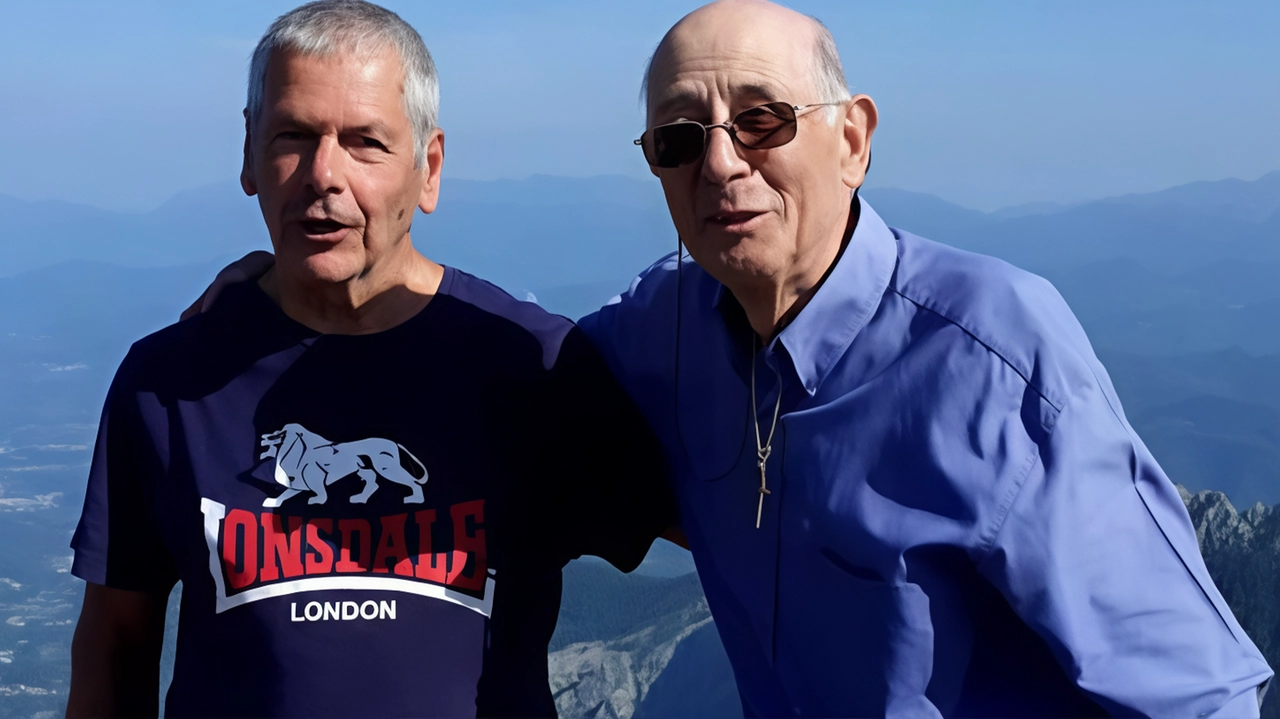Don Raffaello Piagentini, 86 anni, sale a piedi sul Monte Sagro per celebrare la messa, confermando la sua dedizione alla comunità di Carrara nonostante non sia più parroco. La sua energia e generosità lo rendono un punto di riferimento nel centro storico. Don Raffaello Piagentini, 86 anni, sale a piedi sul Monte Sagro per celebrare la messa, confermando la sua dedizione alla comunità di Carrara nonostante non sia più parroco. La sua energia e generosità lo rendono un punto di riferimento nel centro storico.