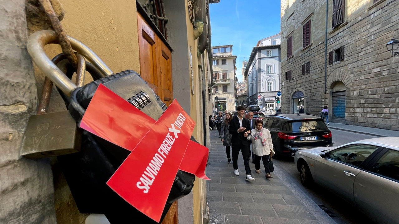 Le scatoline che contengono le chiavi di casa degli airbnb: in questi giorni le associazioni che protestano contro il turismo selvaggio hanno posto una x su questi contenitori. In questo clima si innesta il g7 del Turismo a Firenze (New Press Photo) Le scatoline che contengono le chiavi di casa degli airbnb: in questi giorni le associazioni che protestano contro il turismo selvaggio hanno posto una x su questi contenitori. In questo clima si innesta il g7 del Turismo a Firenze (New Press Photo)