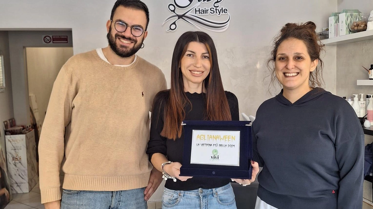 Guido Del Fante e Carolina Acciai premiano «Faby hair style» che ha vinto il concorso dedicato alla vetrina più bella Guido Del Fante e Carolina Acciai premiano «Faby hair style» che ha vinto il concorso dedicato alla vetrina più bella