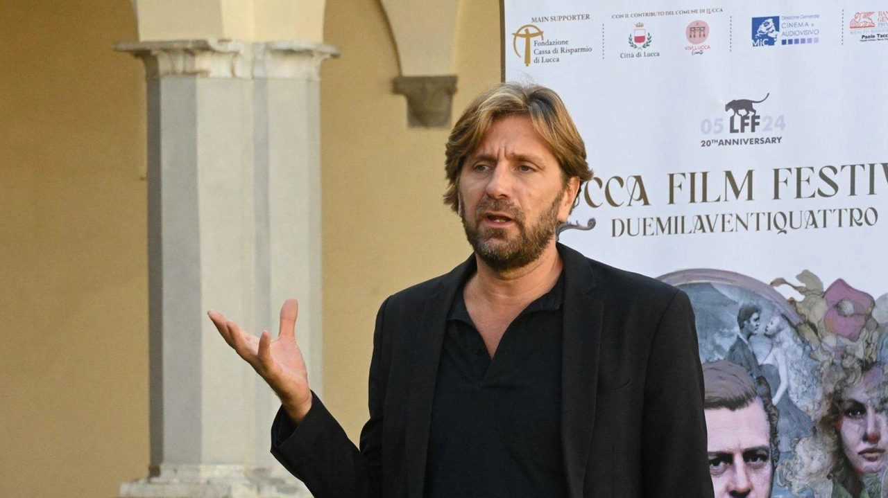Il regista Ruben Ostlund, vincitore di due Palme d'oro, è stato celebrato al Lucca Film Festival. Ha parlato di cinema italiano, politica e del suo prossimo film ambientato su un aereo in crisi. Il regista Ruben Ostlund, vincitore di due Palme d'oro, è stato celebrato al Lucca Film Festival. Ha parlato di cinema italiano, politica e del suo prossimo film ambientato su un aereo in crisi.