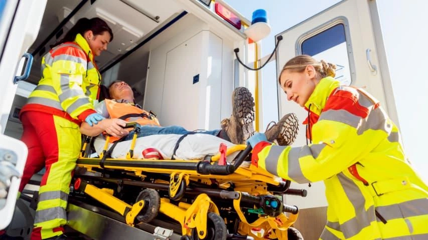 Nella foto d’archivio due operatrici di un’associazione di volontariato mentre trasportano un paziente su un’ambulanza Nella foto d’archivio due operatrici di un’associazione di volontariato mentre trasportano un paziente su un’ambulanza