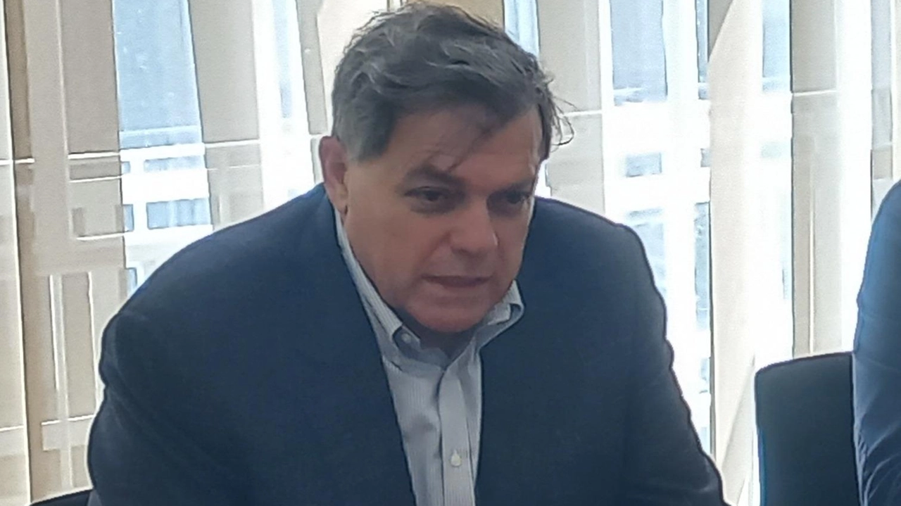 Il sindaco Alberto Giovannetti illustra la sua visione in merito al futuro di Strettoia, in particolare il recupero dell’ex area Binelli dove sorgeranno polo scolastico e centro civico Il sindaco Alberto Giovannetti illustra la sua visione in merito al futuro di Strettoia, in particolare il recupero dell’ex area Binelli dove sorgeranno polo scolastico e centro civico