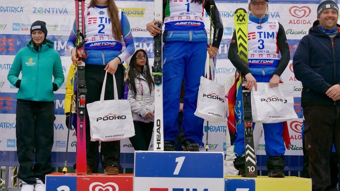 Un momento della cerimonia di premiazione di ieri pomeriggio: Lilia Hadzhistoyanova, under 14 femminile, ha conquistato il gradino più alto