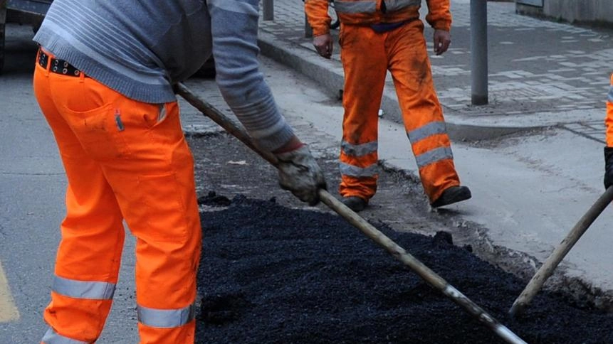 Residenti e commercianti parlano di buche e strade dissestate. Alcuni si dicono preoccupati: "Bene che facciano i lavori . ma il semaforo è davanti a una curva e mancano dossi per attraversare". Residenti e commercianti parlano di buche e strade dissestate. Alcuni si dicono preoccupati: "Bene che facciano i lavori . ma il semaforo è davanti a una curva e mancano dossi per attraversare".