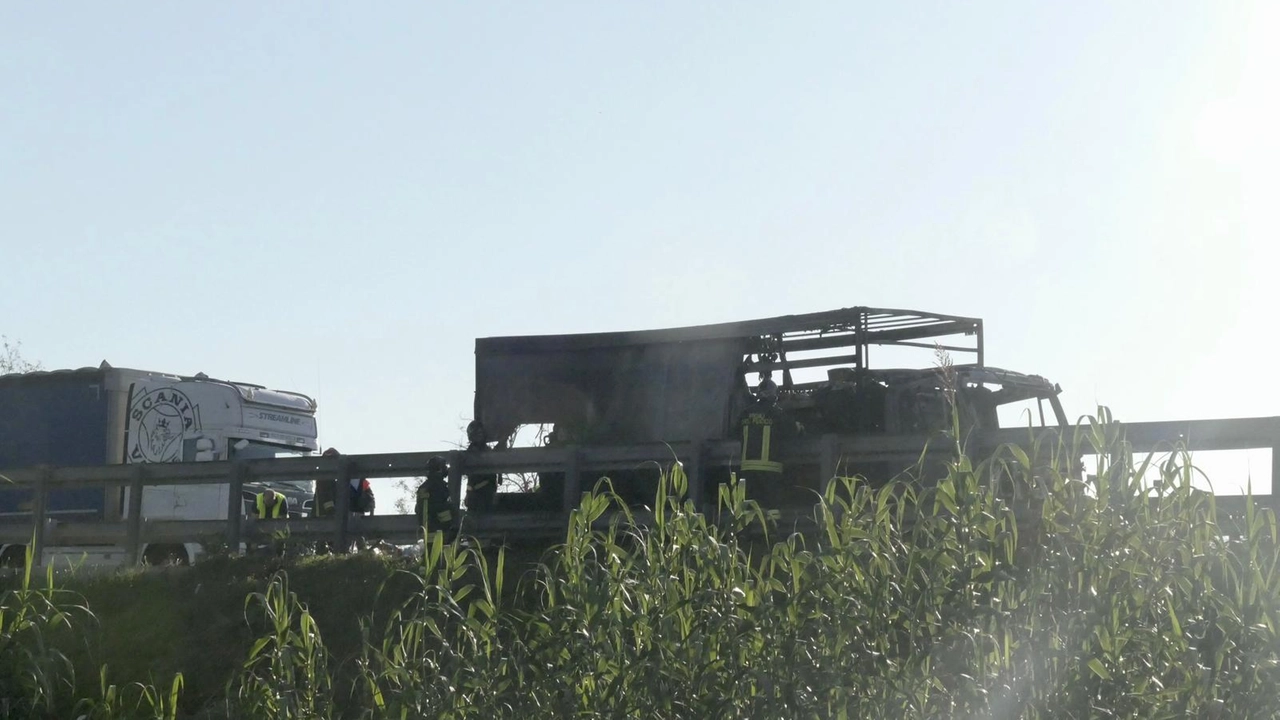 Il camion bruciato sulla A12 (foto Umicini) Il camion bruciato sulla A12 (foto Umicini)