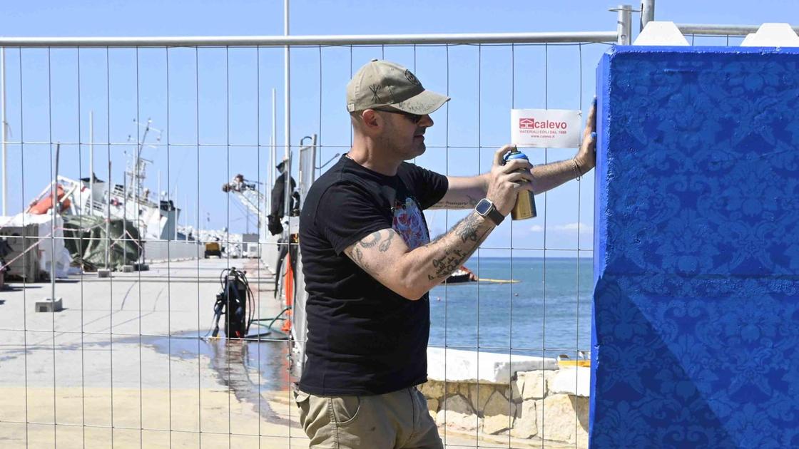https://www.lanazione.it/image-service/view/acePublic/alias/contentid/MGY1OTAzOTQtYWRlNS00/0/quel-muro-che-colpisce-mr-savethewall-in-azione.jpeg?f=16:9&w=1200&h=630
