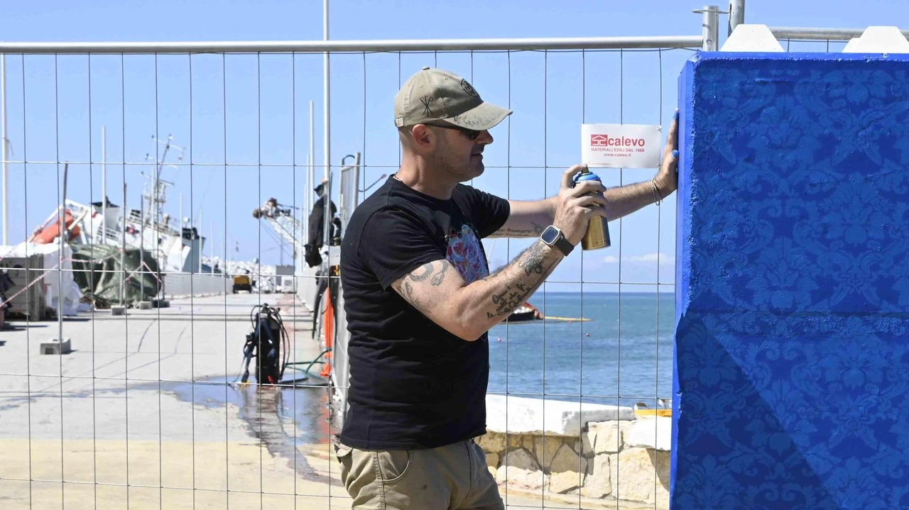 Già domani potrebbe essere svelata la prima delle opere previste al pontile. L’eleganza del fondo e la brutalità del cantiere: un cortocircuito visivo che funziona. Già domani potrebbe essere svelata la prima delle opere previste al pontile. L’eleganza del fondo e la brutalità del cantiere: un cortocircuito visivo che funziona.