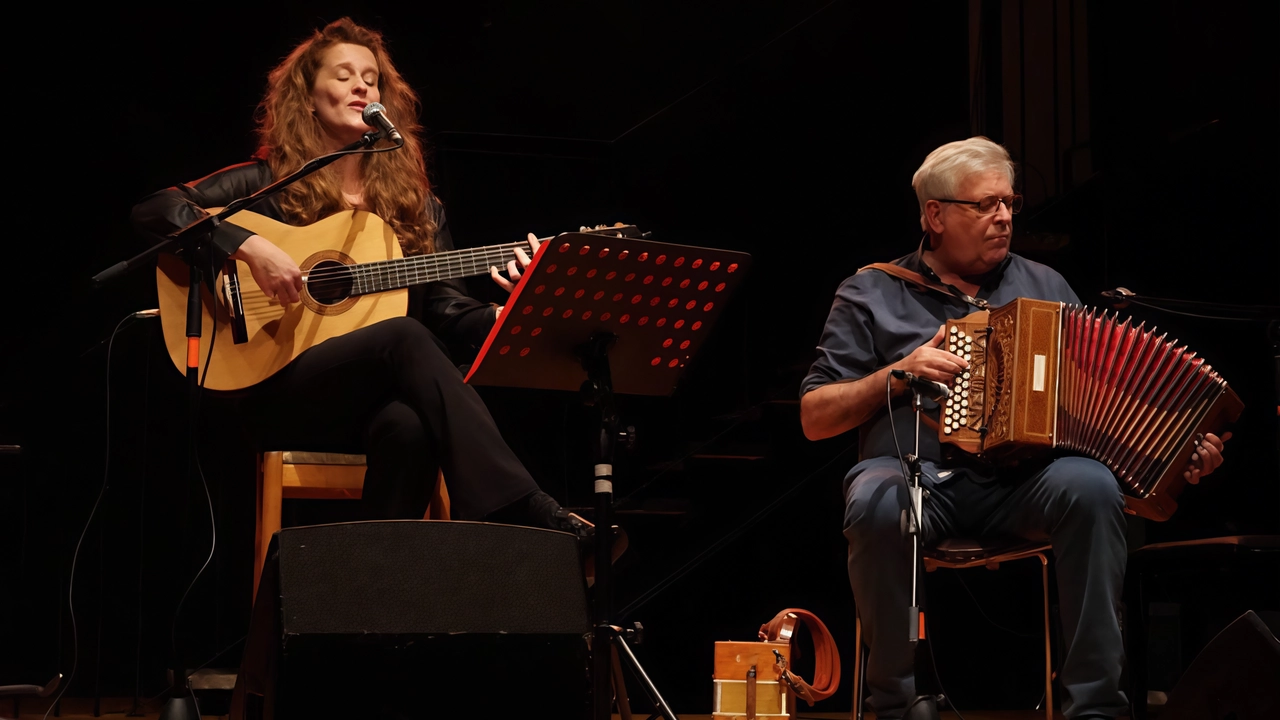 Giua e Riccardo Tesi saranno sul palco di San Salvi la sera di Ferragosto fra tradizione e innovazione. Con loro il Quartetto Elastico Giua e Riccardo Tesi saranno sul palco di San Salvi la sera di Ferragosto fra tradizione e innovazione. Con loro il Quartetto Elastico