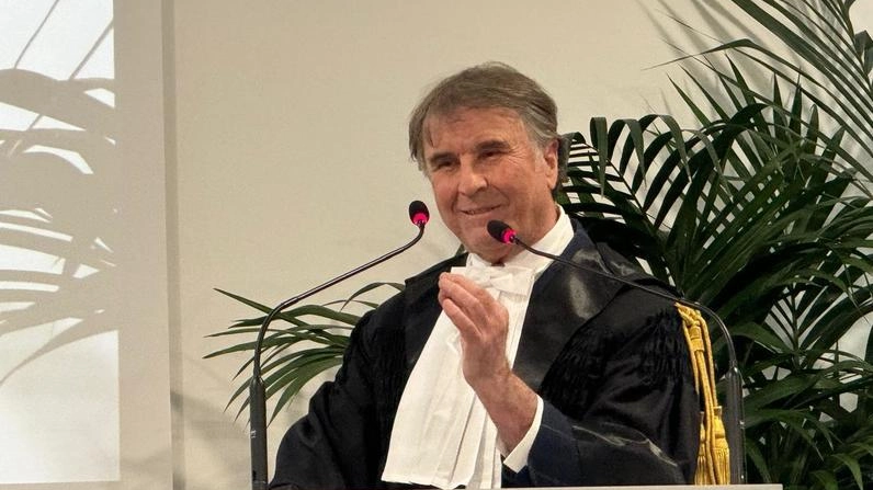 L’imprenditore ha ricevuto ieri il dottorato di ricerca honoris causa in “Design per il Made in Italy“ dall’Università Vanvitelli di Caserta