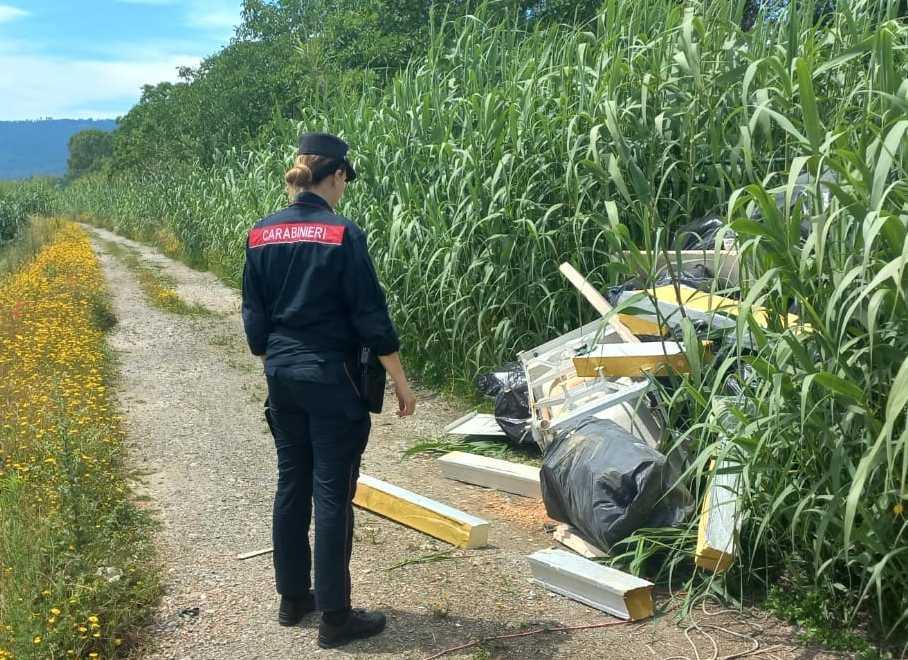 Abbandono di rifiuti lungo il San Lazzaro. Due persone denunciate