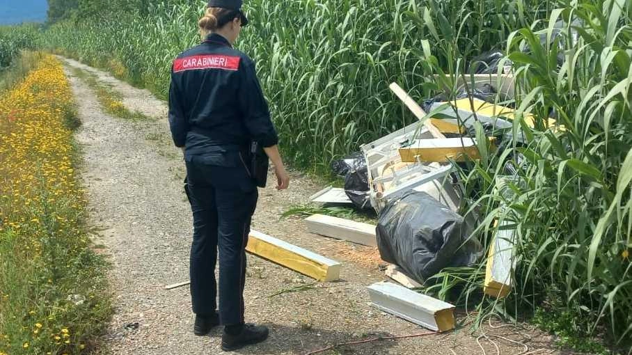 Dai rifiuti abbandonati spuntanole ricevute per la ristrutturazione di un’abitazione: nei guai il titolare della ditta edile e il conducente...