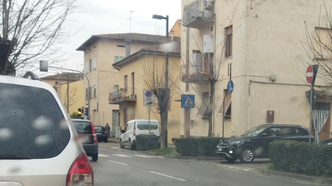Sotto la lente di ingrandimento l’immissione dei veicoli da via. Verdi al rettilineo principale a senso unico di marcia, ovvero via Montegrappa Sotto la lente di ingrandimento l’immissione dei veicoli da via. Verdi al rettilineo principale a senso unico di marcia, ovvero via Montegrappa