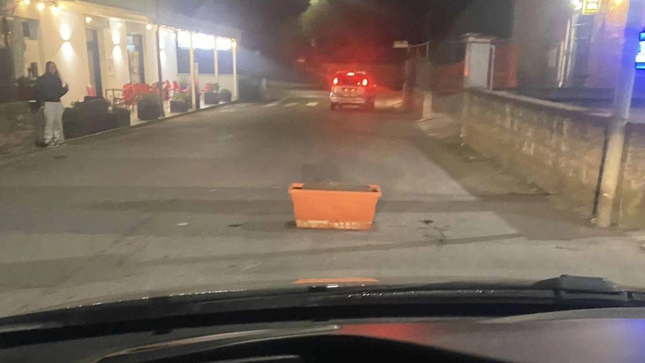 La fioriera fotografata in mezzo a via Pregiuntino da un automobilista che ha fatto in tempo a fermarsi. Un’altra azione della baby gang La fioriera fotografata in mezzo a via Pregiuntino da un automobilista che ha fatto in tempo a fermarsi. Un’altra azione della baby gang