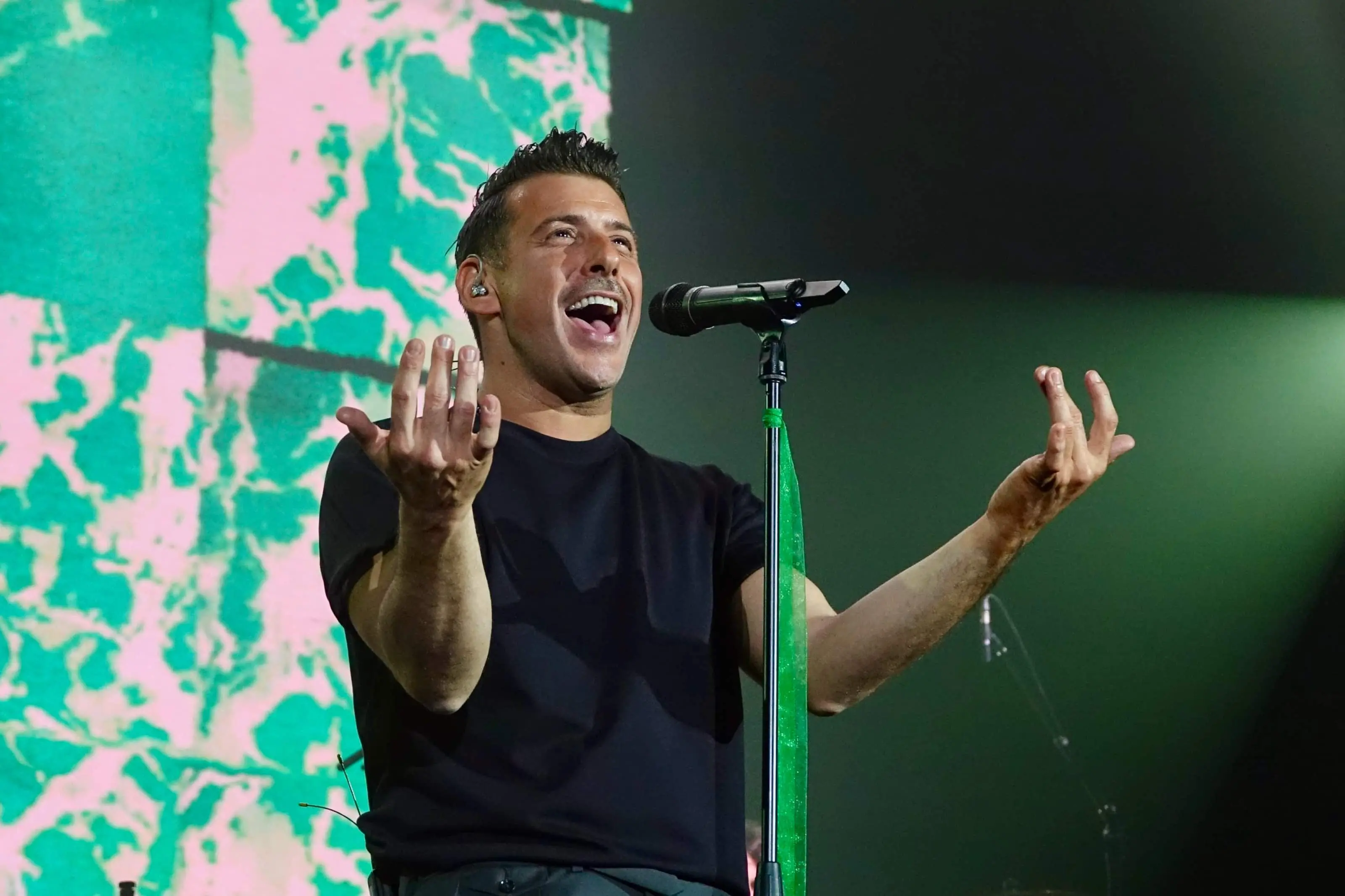 “Naturalezza e spontaneità”: ecco come nasce un brano di Francesco Gabbani, parla il cantante
