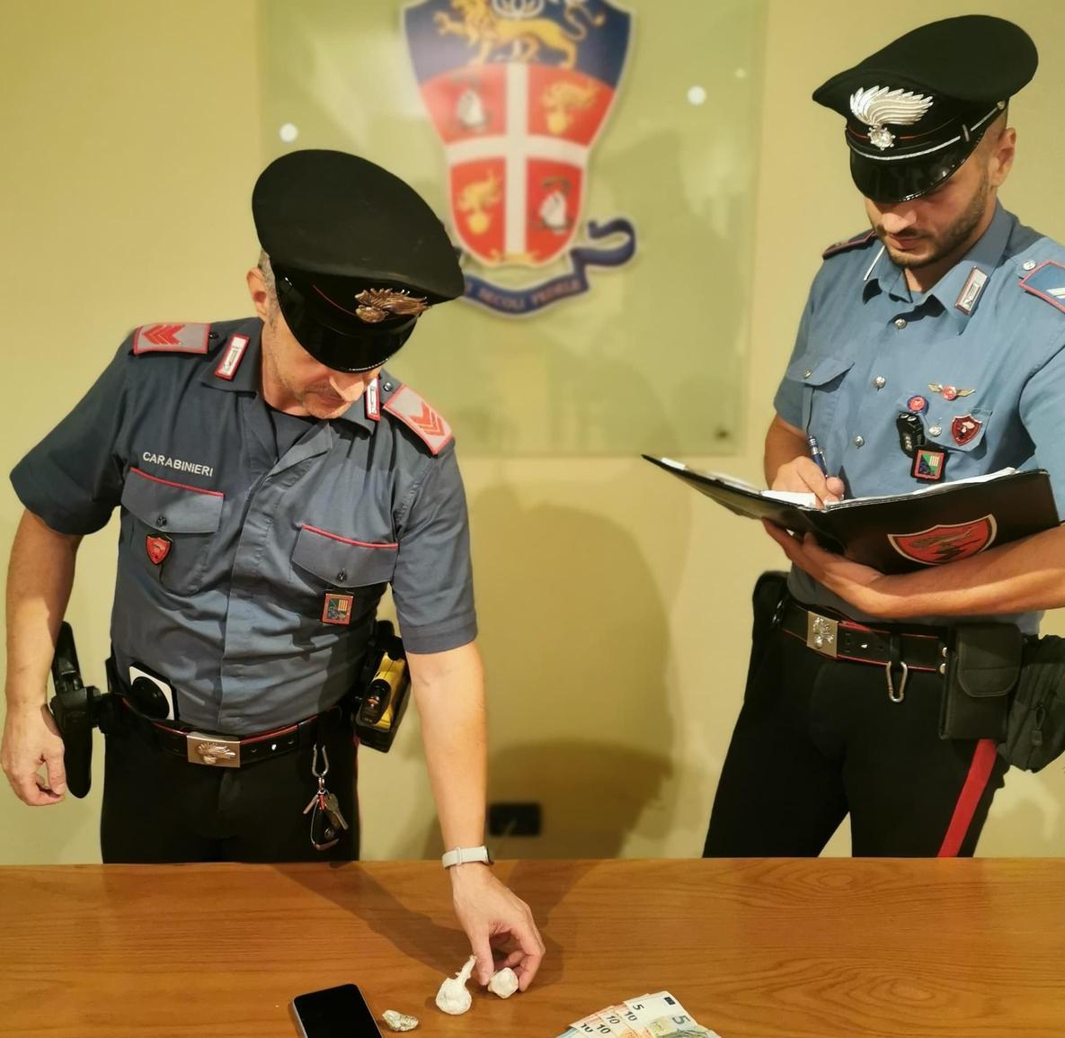 Spacciano nel parcheggio. Due arresti