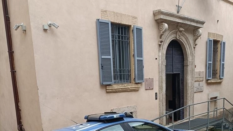 Assisi, denunciato un 48enne che ha dato in escandescenze Assisi, denunciato un 48enne che ha dato in escandescenze