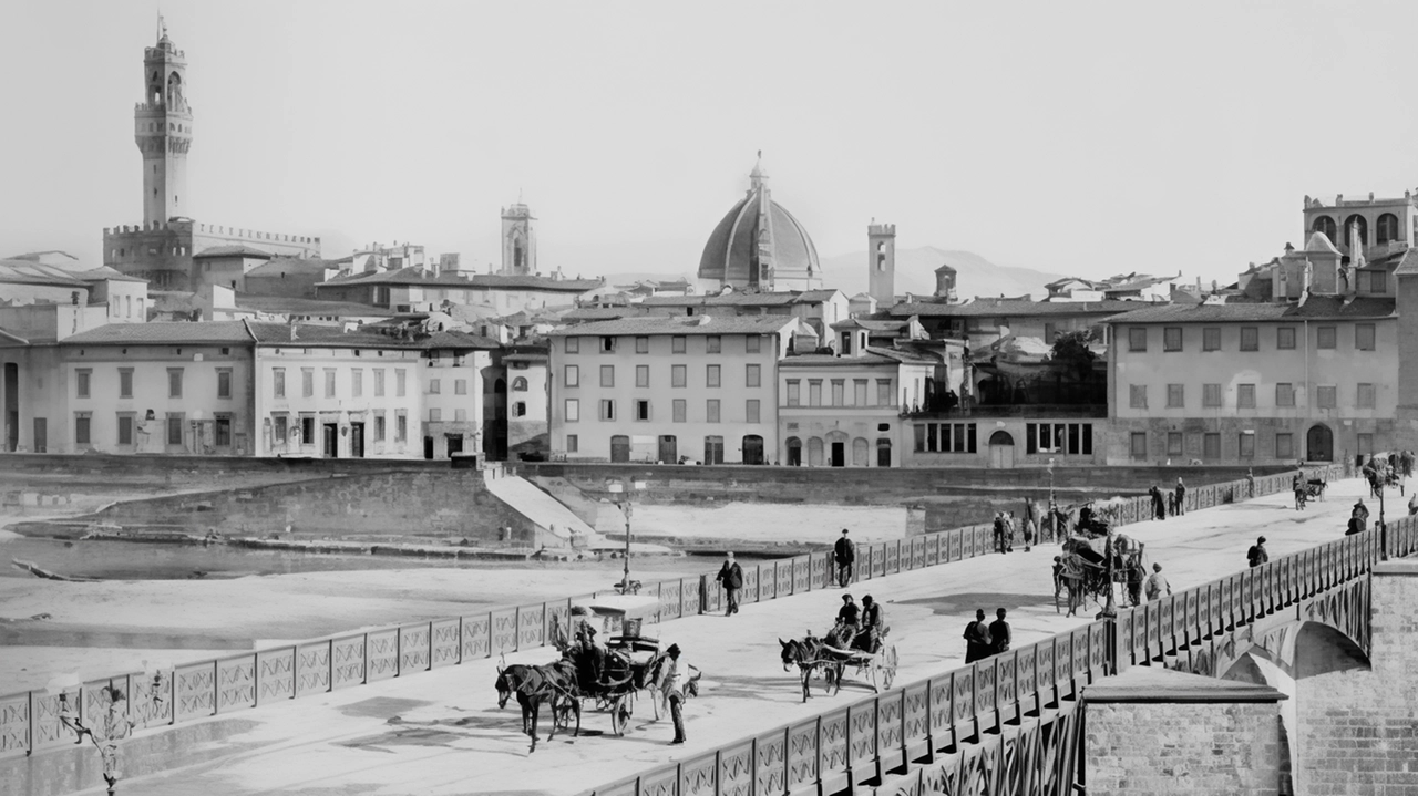 La veduta di Ponte alle Grazie con gli inserti in ferro battuto La veduta di Ponte alle Grazie con gli inserti in ferro battuto