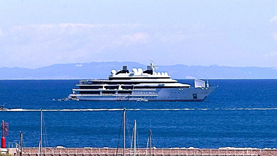 L’impressionante yacht davanti a Porto Ercole: è dell’ex emiro del Qatar