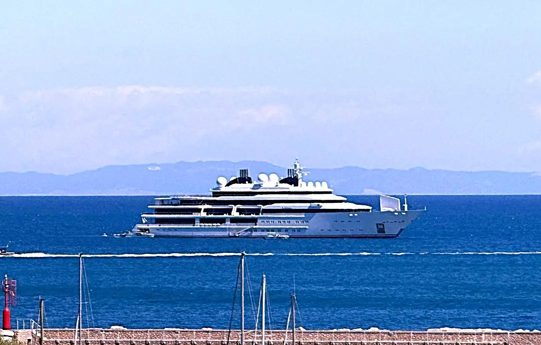 L’impressionante yacht davanti a Porto Ercole: è dell’ex emiro del Qatar