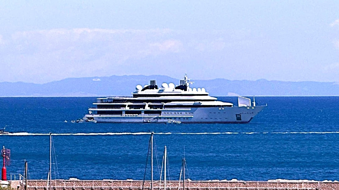 L’impressionante yacht davanti a Porto Ercole: è dell’ex emiro del Qatar