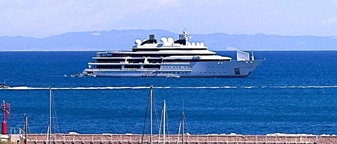 L’impressionante yacht davanti a Porto Ercole: è dell’ex emiro del Qatar