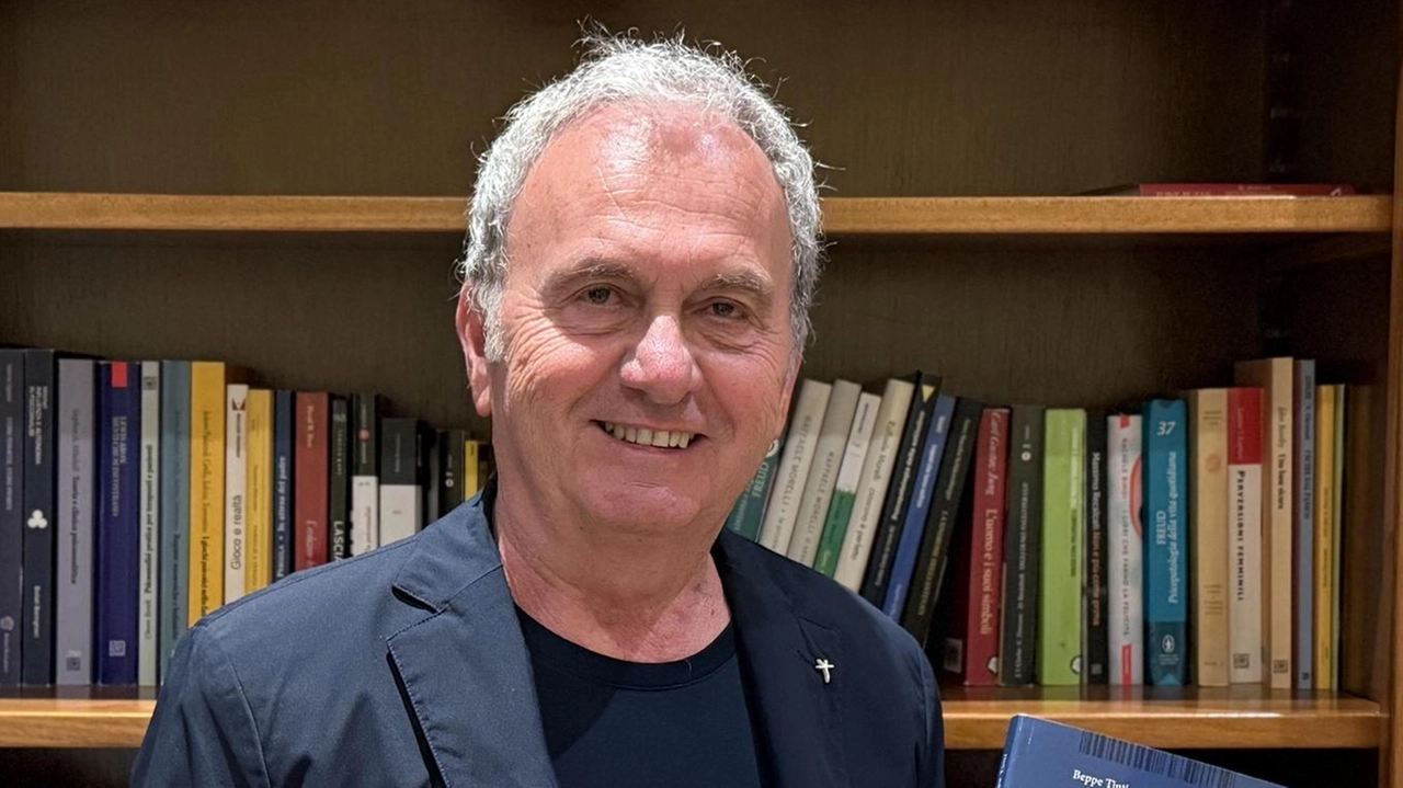 Giuseppe Tinti detto Beppe, dapprima musicista e autore e poi produttore. e manager, è in libreria con «Visti da molto vicino - Pupo, Gigi Proietti, Panariello, Umberto Tozzi... Una vita tra musica e spettacolo»,. con la prefazione di. Pupo, amico d’infanzia