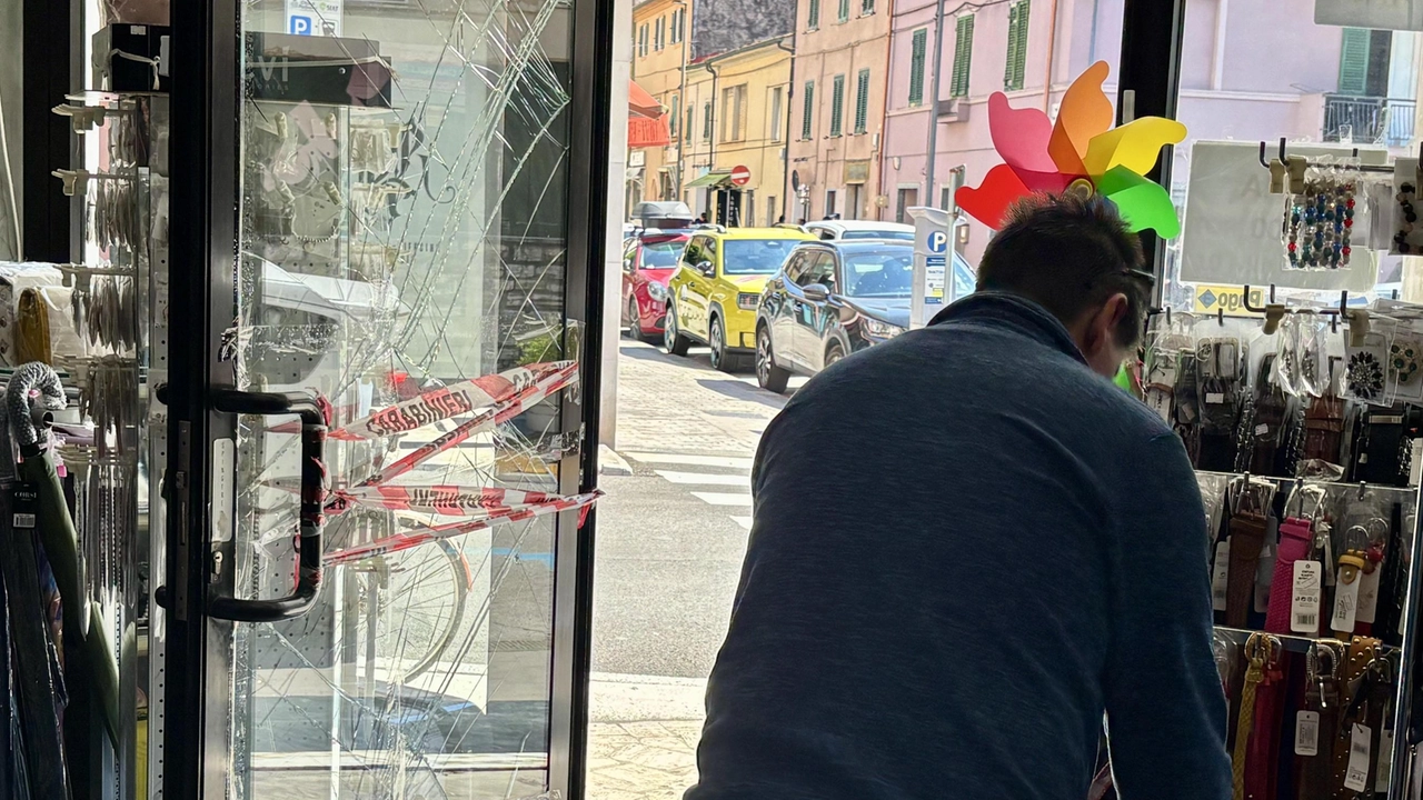 Torna l’incubo: colpite le attività Nin-Hao Market di via Savonarola, la libreria Carrara, il bar La Caffetteria. Spariti anche i soldi dalla scatola delle donazioni per sostenere i clown nelle corsie di ospedale. .