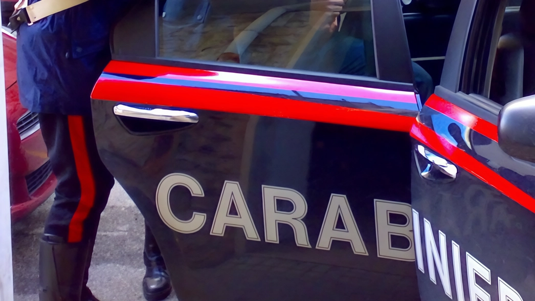L’ha picchiata selvaggiamente con un tubo di ferro. Completamente ubriaco, l’ha colpita sulle gambe, sui glutei e al volto mentre... L’ha picchiata selvaggiamente con un tubo di ferro. Completamente ubriaco, l’ha colpita sulle gambe, sui glutei e al volto mentre...