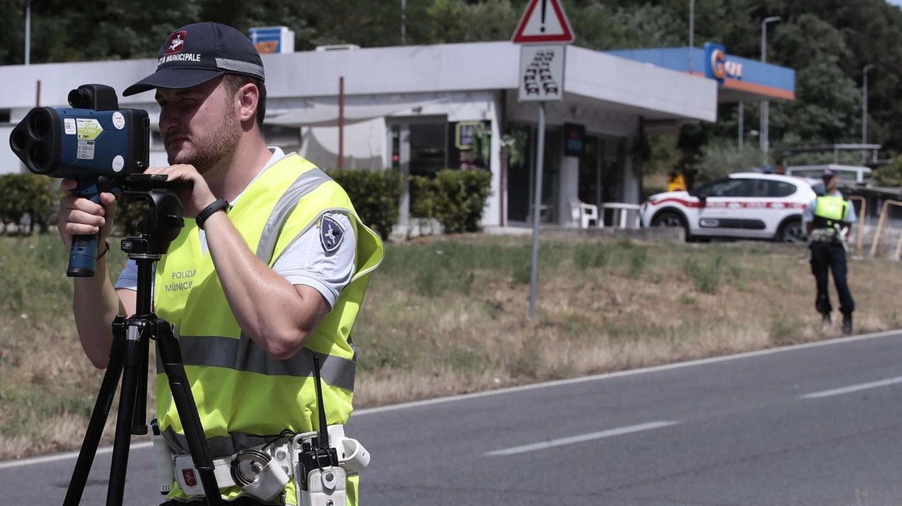 I controlli con il telelaser in strada di Pescaia: chi supera i limiti di velocità viene subito fermato I controlli con il telelaser in strada di Pescaia: chi supera i limiti di velocità viene subito fermato