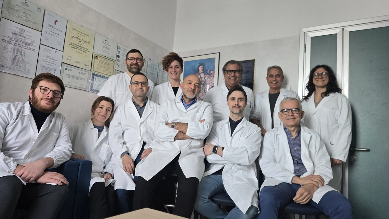Il team del dottor Leopardi (al centro)