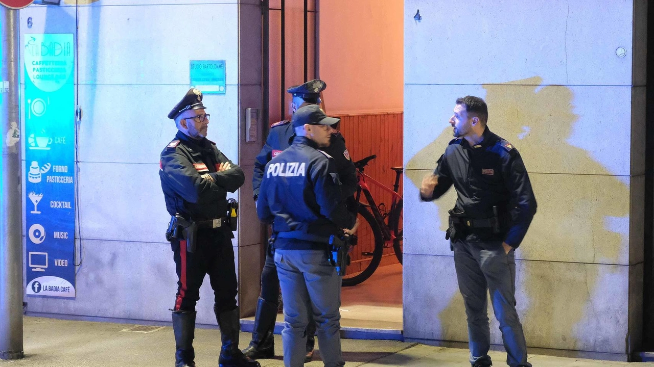 Gli agenti. della Polizia di Stato la notte del duplice femminicidio nel 2023 in via Benedetto Varchi ad Arezzo Gli agenti. della Polizia di Stato la notte del duplice femminicidio nel 2023 in via Benedetto Varchi ad Arezzo