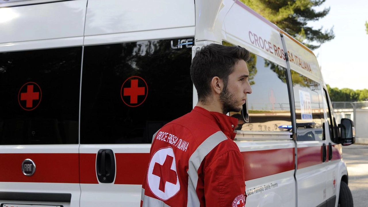 Sul posto il 118 con ambulanza e automedica (foto d’archivio) Sul posto il 118 con ambulanza e automedica (foto d’archivio)