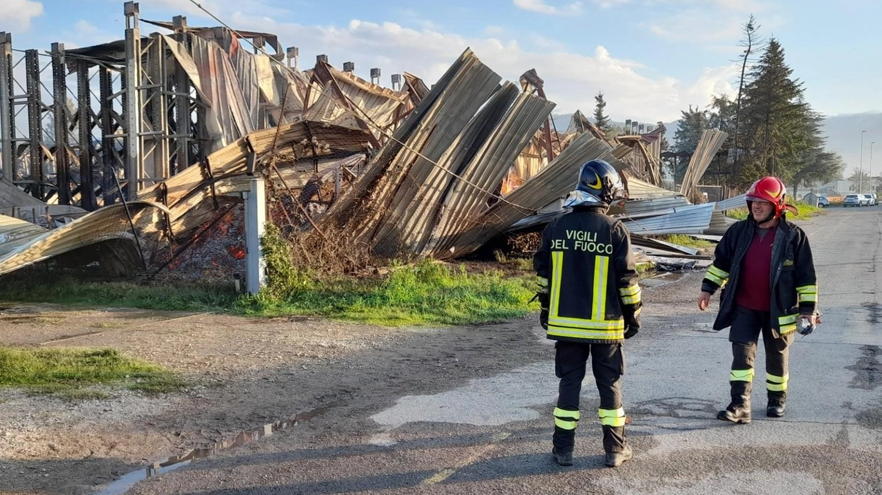 I vigili del fuoco sul luogo dell’incendio I vigili del fuoco sul luogo dell’incendio
