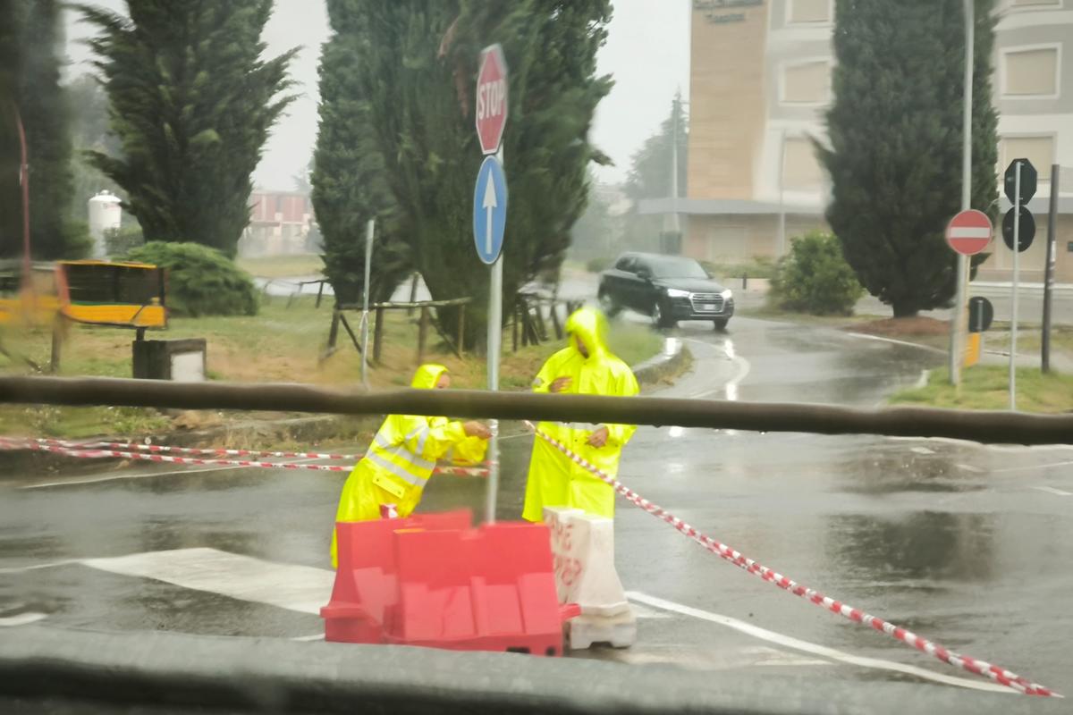 “Siamo in piena emergenza”. Arezzo, strade e garage sott’acqua in un pomeriggio da incubo