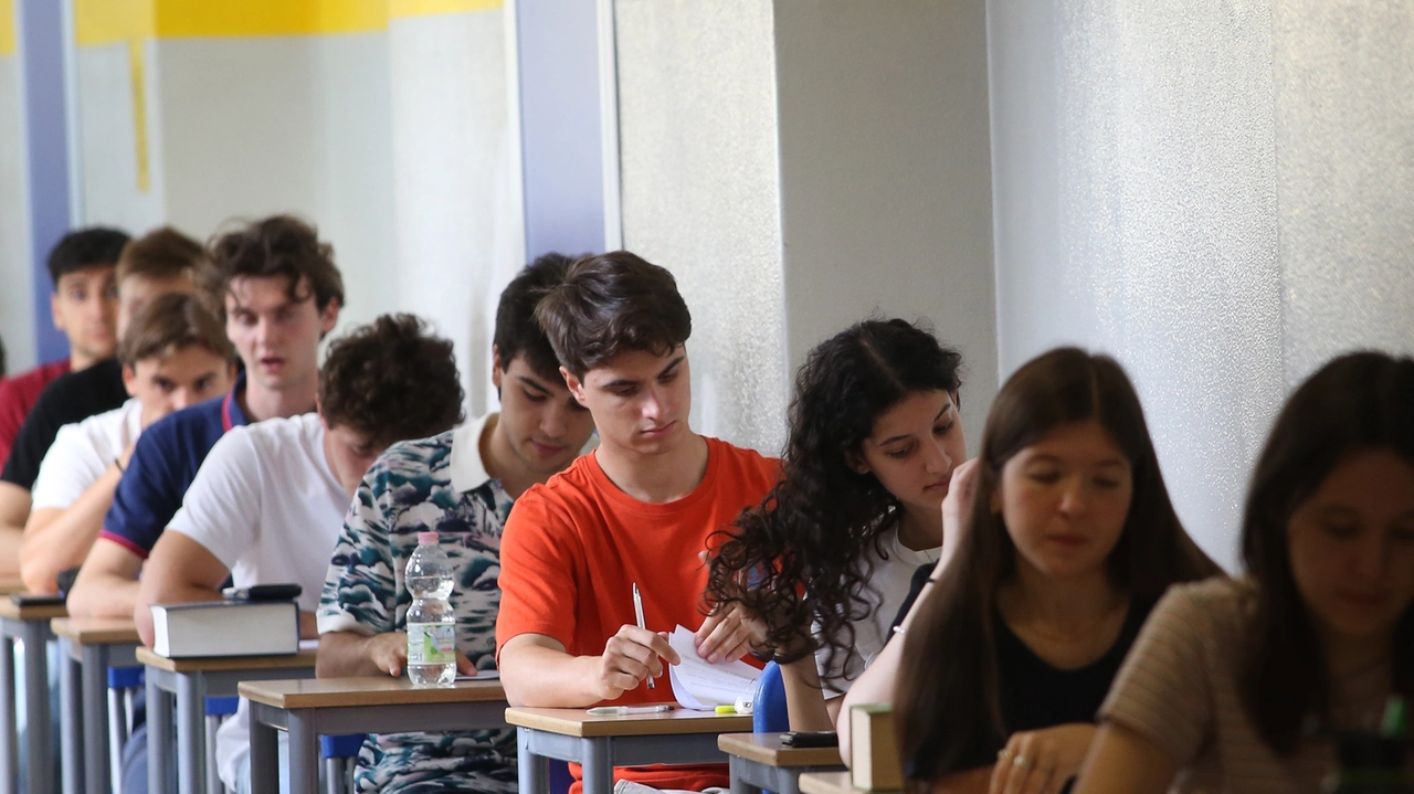 SCUOLA ESAMI DI MATURITA' RAGAZZI STUDENTI BANCHI ESAME SCUOLA ESAMI DI MATURITA' RAGAZZI STUDENTI BANCHI ESAME