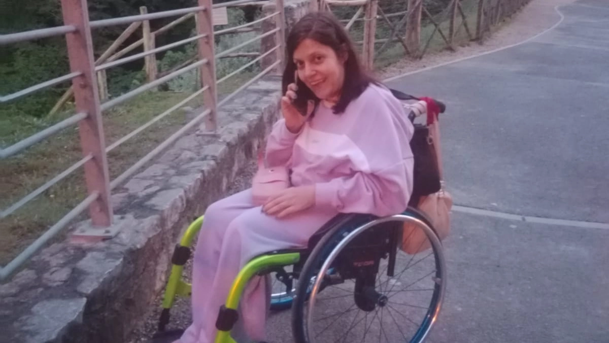 Elisa sulla sedia a rotelle che le è stata rubata Elisa sulla sedia a rotelle che le è stata rubata