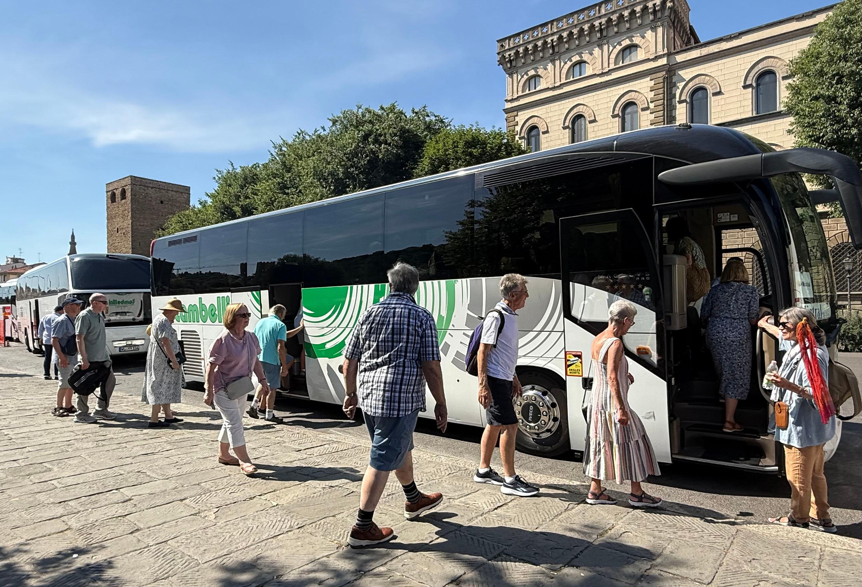 Croceristi per un giorno a Firenze. Scendi, vedi, paghi e scatti. “La città? Basta una mattina” Croceristi per un giorno a Firenze. Scendi, vedi, paghi e scatti. “La città? Basta una mattina”