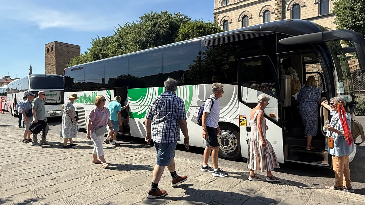 I turisti arrivano in pullman e hanno a disposizione mezza giornata per fare il tour della città I turisti arrivano in pullman e hanno a disposizione mezza giornata per fare il tour della città